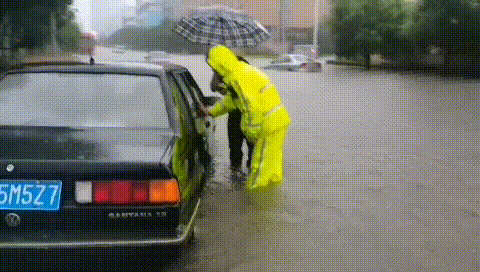 暴雨袭城丨嵊州交警雨中坚守保畅通