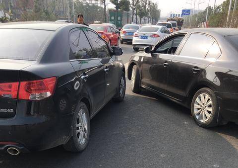 求解决港友爆料嵊州这条路太拥堵交通事故频发